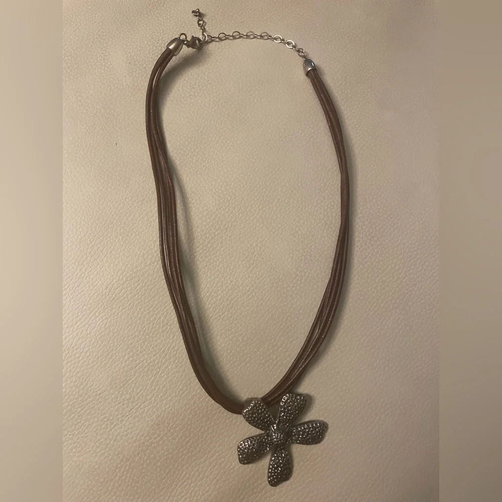 EUC Silpada 925 Sterling Silver Daisy Flower Necklace brown leather cord 16 in - Picture 5 of 5